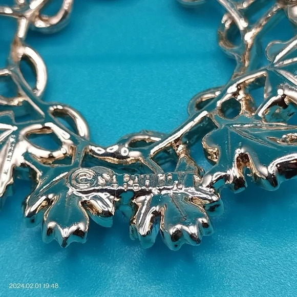 Sarah Coventry Gold and Silver Tone Leaf Wreath Brooch Pin 2" - Picture 5 of 7